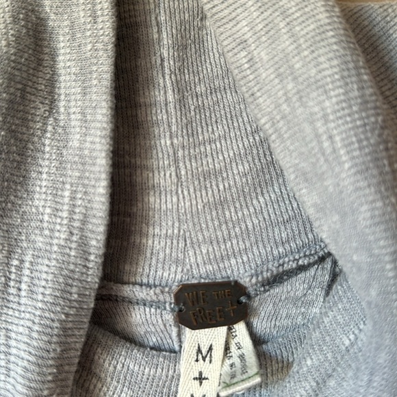 Free People Split Back Cowl Neck Grey Sweater Size Medium - Picture 2 of 3